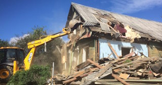 Промышленный демонтаж пристроек к дому в Юрге | Цены от 570 руб. за м2