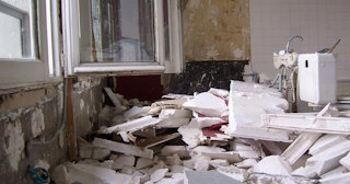 Демонтаж хрущевки в Юрге - удаление старых полов и стен по выгодной цене от 1761 рублей.